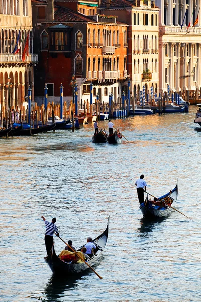 Gondole na wielkim kanale w Wenecji, Włochy — Zdjęcie stockowe