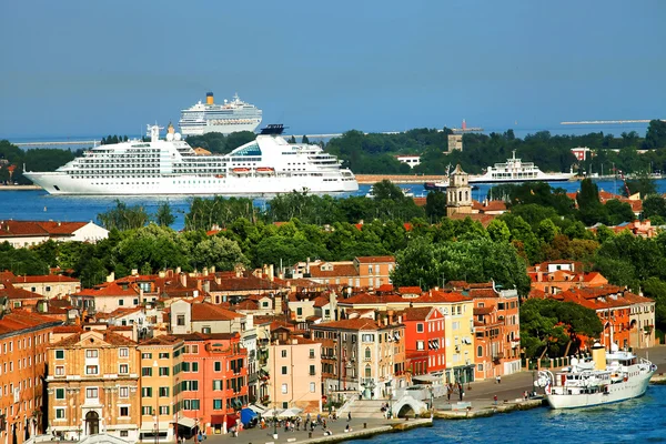 Navio de cruzeiro em Veneza, Itália — Fotografia de Stock