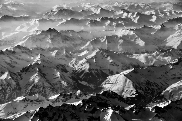 Die österreichischen Alpen vom Flugzeug aus gesehen — Stockfoto