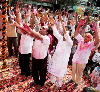 holi festiva boya kaplı