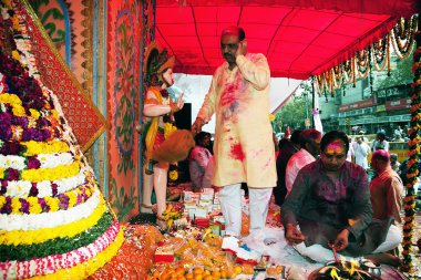 holi festiva boya kaplı