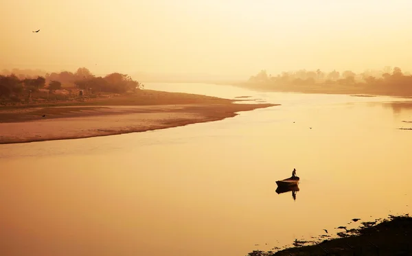 Barca pe râul Yamuna, lângă Taj Mahal, India, Asia — Fotografie, imagine de stoc