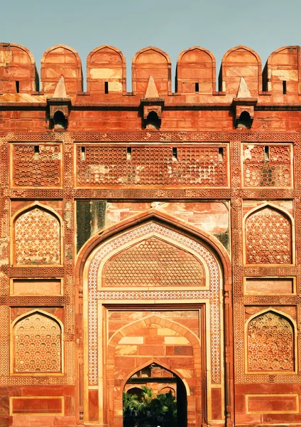 Agra Red Fort, patrimonio mondiale dell'Unesco, e uno dei più grandi punti di forza turistici, a soli 2 km di Taj Mahal. Costruito da diversi imperatori moghul dal XV al XVI secolo. Uttar Pradesh, India — Foto Stock