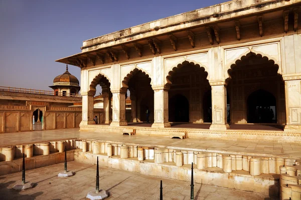 Agra Fuerte Rojo, Patrimonio de la Humanidad de la Unesco, y uno de los mayores puntos turísticos, a solo 2 km de Taj Mahal. Construido por varios emperadores mogoles de los siglos XV al XVI. Uttar Pradesh, India — Foto de Stock