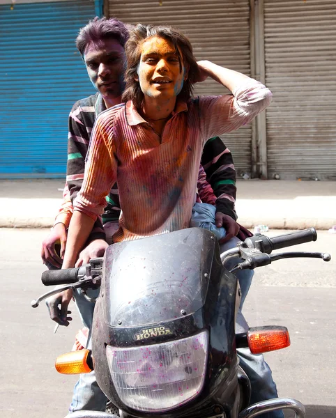 Coberto de tinta em Holi festiva — Fotografia de Stock