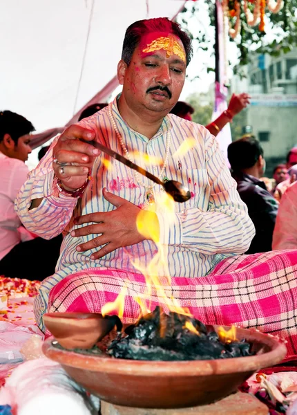 Coberto de tinta em Holi festiva — Fotografia de Stock