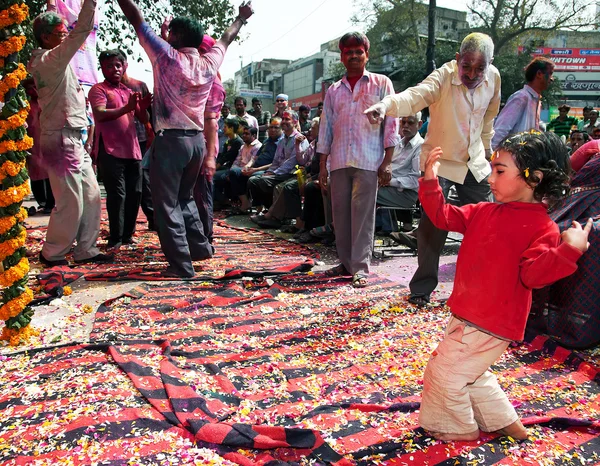 Omfattas i paint på holi festiva — Stockfoto