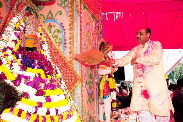 Holi festival üzerinde boya kaplı — Stok fotoğraf