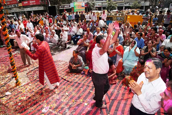 ホーリー祭の塗料で覆われています。 — ストック写真