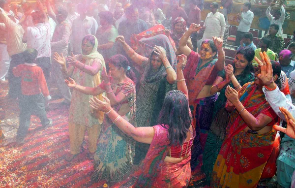 Omfattas i paint på holi festival — Stockfoto