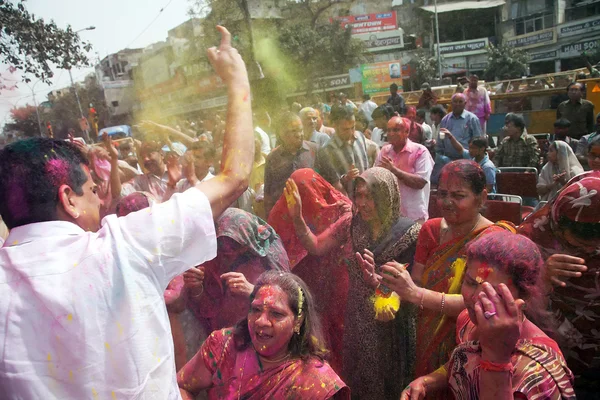 Bedekt met verf op holi festival — Stockfoto