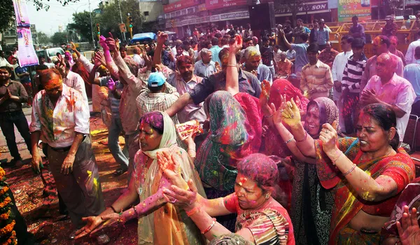 Covered in paint on Holi festival — Stock Photo, Image