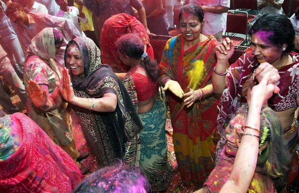 Bedekt met verf op holi festival — Stockfoto