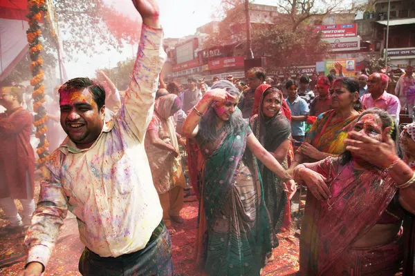 Bedekt met verf op holi festival — Stockfoto