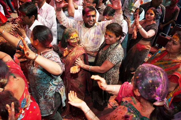 Holi 축제에 페인트에 적용 — 스톡 사진