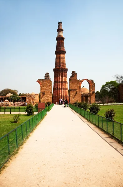 Qutub (Qutb) Minar, la torre in pietra autoportante più alta del mondo, e il minareto più alto in India, costruito con arenaria rossa e marmo nel 1199 dC. Patrimonio Mondiale dell'Unesco. India — Foto Stock