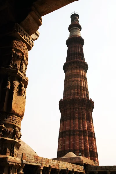 Qutub (Qutb) Minar, the tallest free-standing stone tower in the world, and the tallest minaret in India, constructed with red sandstone and marble in 1199 AD. Unesco World Heritage. India — Stock Photo, Image