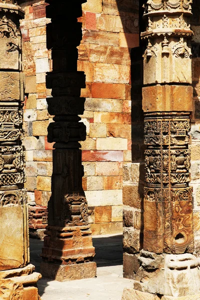 Qutub (Qutb) Minar, a torre de pedra mais alta do mundo, e o minarete mais alto da Índia, construído com arenito vermelho e mármore em 1199 dC. Património Mundial da Unesco. Índia — Fotografia de Stock