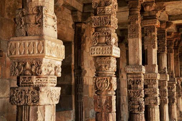 Qutub (Qutb) Minar, a torre de pedra mais alta do mundo, e o minarete mais alto da Índia, construído com arenito vermelho e mármore em 1199 dC. Património Mundial da Unesco. Índia — Fotografia de Stock