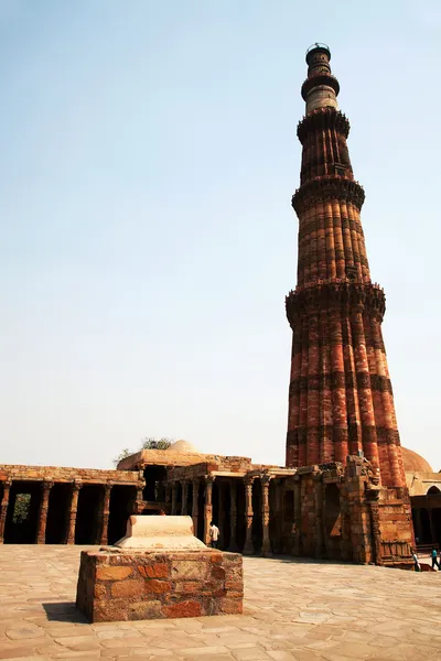 Qutub (Qutb) Minar, the tallest free-standing stone tower in the world, and the tallest minaret in India, constructed with red sandstone and marble in 1199 AD. Unesco World Heritage. India — Stock Photo, Image