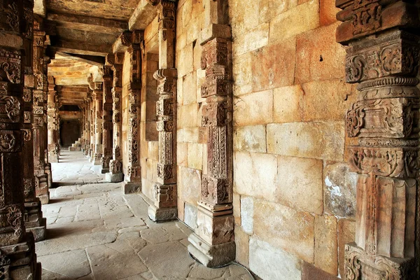 顾特 (qutb） 卜塔，个子最高的独立式石在世界上和在印度，与红砂岩和公元 1199年大理石建造，尖塔高塔。联合国教科文组织世界遗产。印度 — 图库照片