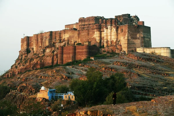 在焦特布尔，拉贾斯坦邦，印度 mehrangarh 堡和贾斯万特他达陵墓 — 图库照片