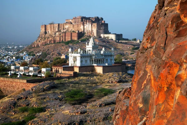 在焦特布尔，拉贾斯坦邦，印度 mehrangarh 堡和贾斯万特他达陵墓 — 图库照片