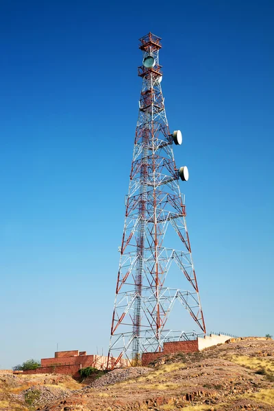 Telekommunikationen står hög — Stockfoto