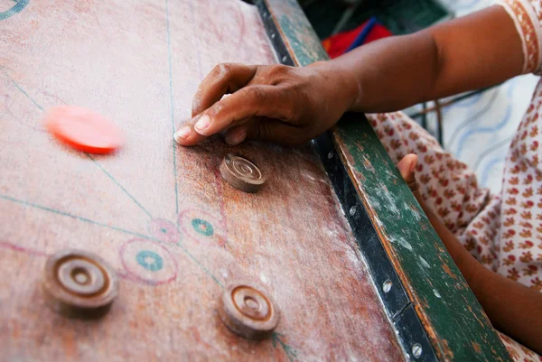 Carrom の伝統的なインド ゲーム — ストック写真