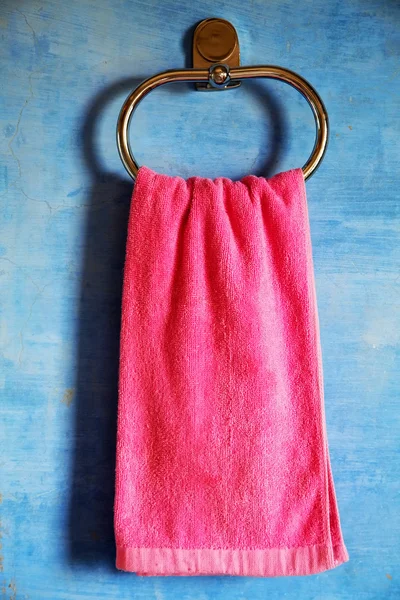 Rózsaszín törülközőt a fürdőszoba falára — Stock Fotó