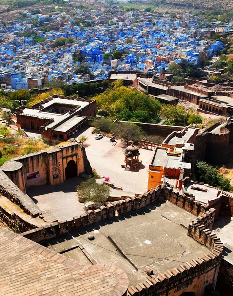 Jodhpur de "blauwe stad" in rajasthan, india - uitzicht vanaf het mehrangarh fort — Stockfoto