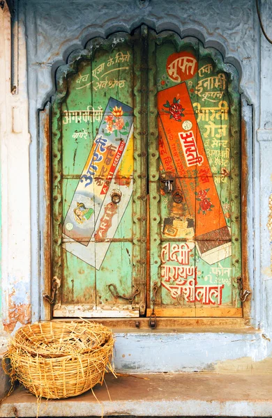 Традиционная индийская дверь — стоковое фото