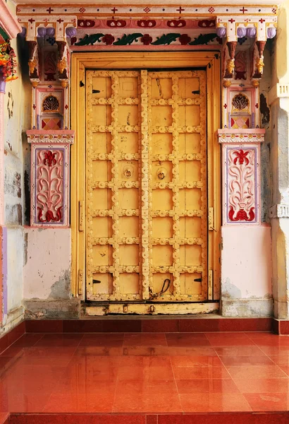 Traditional indian door — Stock Photo, Image