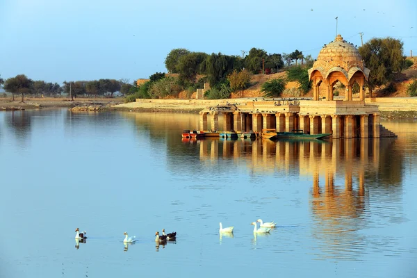 Gadisagar jezero, jaisalmer, Indie — Stock fotografie