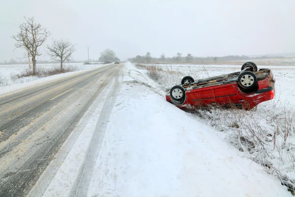 Acidente de carro em condições de inverno — Fotografia de Stock