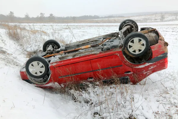 Auto-ongeluk in winterse omstandigheden — Stockfoto