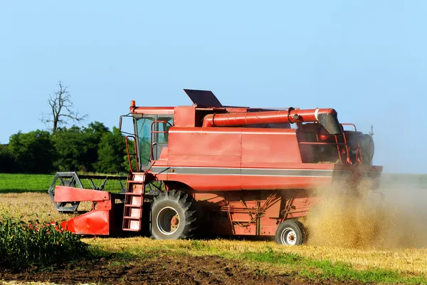 Combinação agrícola em um campo — Fotografia de Stock