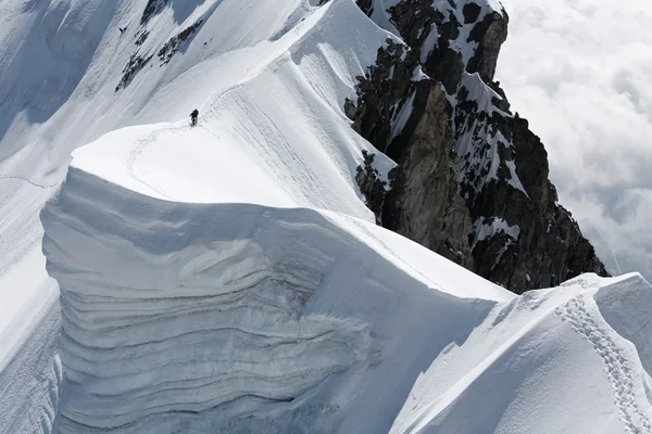 Team av två alpinister klättring ett berg — Stockfoto