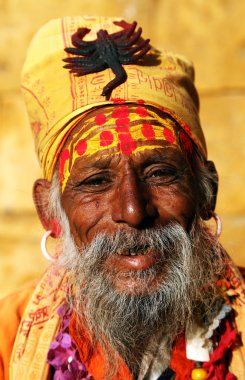 adam holi festival, Hindistan boya kaplı. Holi festival renkler, Hindistan'daki en büyük festivallerinden biri olan baharın gelişini işaretler