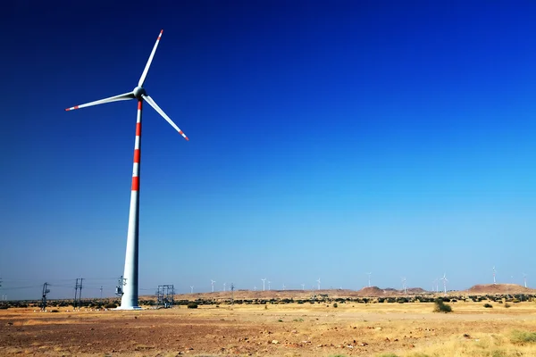 Turbina eólica en el desierto de Thar, India, Asia — Foto de Stock