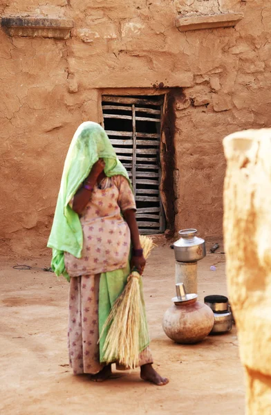 インド、タール砂漠で水の源で待っているインドの女性 — ストック写真