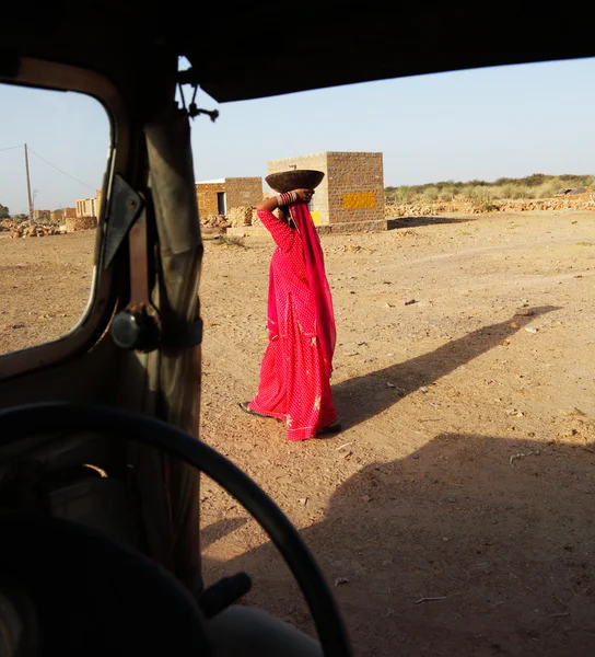 Indyjski kobieta czeka na źródło wody na pustyni thar, Indie — Zdjęcie stockowe