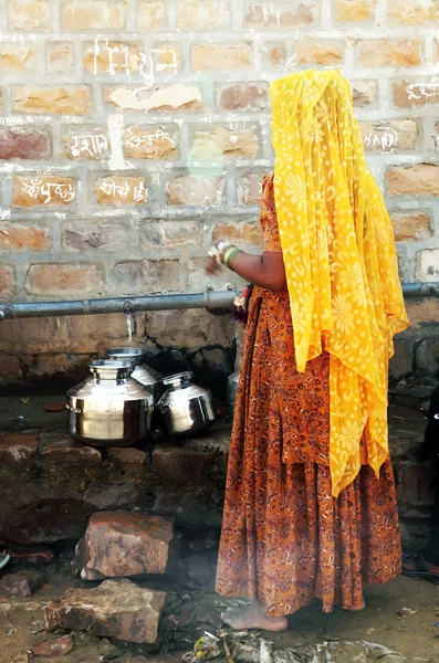 Mujer india esperando en una fuente de agua en el desierto de Thar, India — Foto de Stock