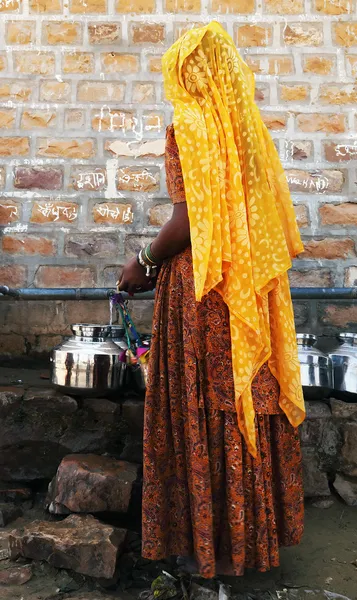 Mujer india esperando en una fuente de agua en el desierto de Thar, India — Foto de Stock