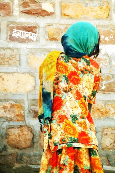 Mujer india esperando en una fuente de agua en el desierto de Thar, India —  Fotos de Stock