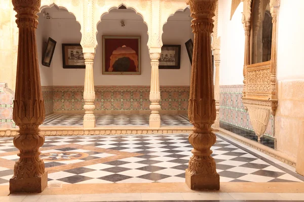 Архитектурные детали дворца Мандир, Джайсалмер, Индия, Азия — стоковое фото