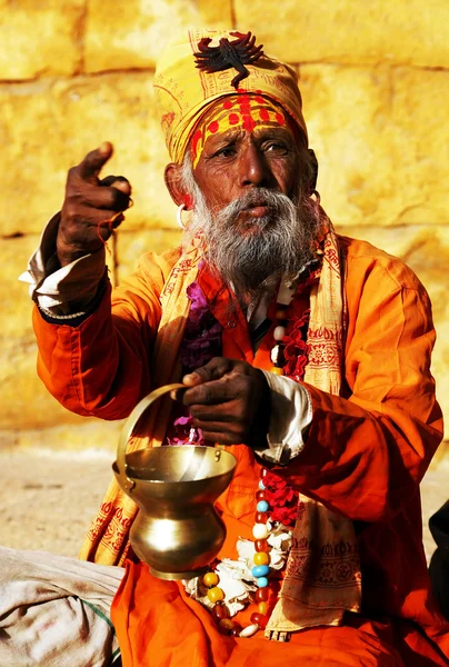 Hombre cubierto de pintura en el festival Holi, India. Holi, el festival de colores, marca la llegada de la primavera, siendo uno de los festivales más grandes de la India — Foto de Stock