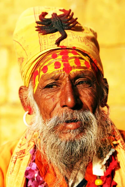 Mann mit Farbe bedeckt auf Holi-Festival, Indien. holi, das Fest der Farben, markiert die Ankunft des Frühlings und ist eines der größten Feste Indiens — Stockfoto