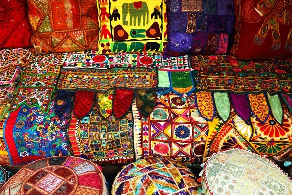 Almofadas e tapetes indianos — Fotografia de Stock