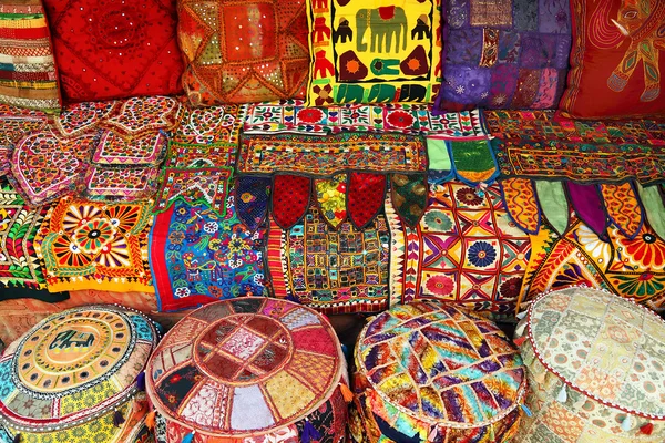 Almohadas y alfombras indias —  Fotos de Stock